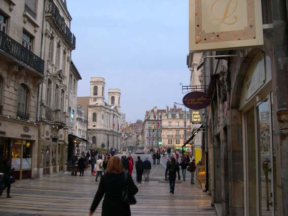  L'Eglise de la Madeleine vue depuis la grande Rue